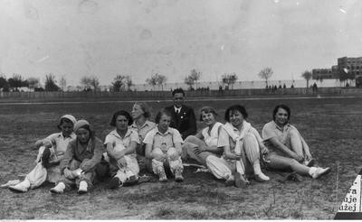 Lekkoatletki AZS Poznań siedzące na trawie (widoczne m.in.: Jadwiga Wajsówna (3. z prawej), Wanda Jasieńska (2. z prawej) w trakcie meczu lekkoatletycznego drużyn kobiecych Sokół Bydgoszcz – AZS Poznań na Stadionie Miejskim w Bydgoszczy w 1933 roku. Zbiory NAC.