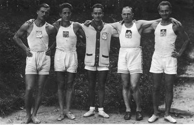 Można niemal gwarantować, że drużyna wioślarzy z AZS Wilno (1929 r.) była grupą przyjaciół. Zbiory NAC.