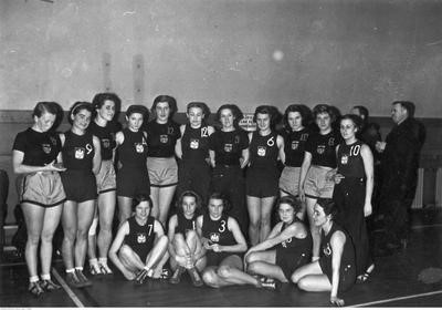 Mecz koszykówki kobiet AZS Warszawa - Łotwa w Warszawie w 1938 r. Zbiory NAC.