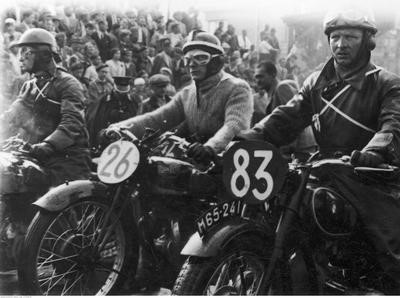 Międzynarodowy motocyklowy wyścig górski "Polish Tourist Trophy" organizowano natomiast potem z powodzęniem w Wiśle  na fot. start edycji wyścigu z 1937. zbiory NAC.
