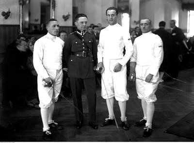 Grupa szermierzy w Krakowie w 1927 r. Widoczni m.in.: Jerzy Zabielski (w mundurze), Kazimierz Laskowski (2. z prawej). Zbiory NAC.