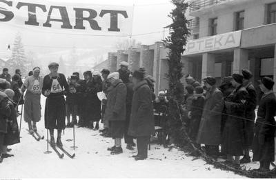 Jubileuszowe zawody w sportach zimowych zorganizowane przez Akademicki Związek Sportowy w Krynicy w 1938 r. Na fot. uczestnicy biegu na 16 kilometrów na starcie. Widoczny m.in. Kaler (AZS Kraków) z numerem 64. Zbiory NAC