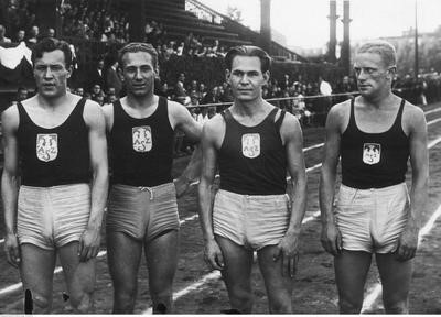 Zwycięska sztafeta 4x100 metrów z AZS Poznań na zawodach w Chorzowie w 1937 r. Stoją od lewej: Tadeusz Popek, Gąsiorowski, Józef Sokołowski, Tadeusz Górzyński. Zbiory NAC.