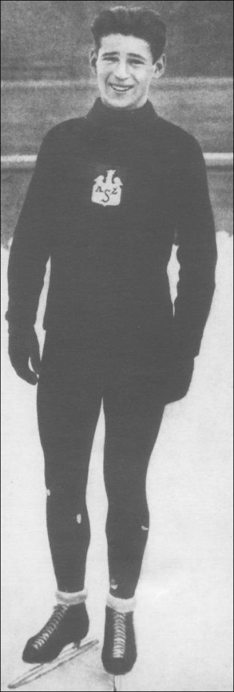 Leon Jucewicz (ur. 18 listopada 1902 r., zm. 13 stycznia 1984 r. Porto Alegre) uznawany jest powszechnie za pierwszego polskiego olimpijczyka, gdyż to jemu właśnie przyszło stanąć na starcie zawodów olimpijskich wcześniej niż wszystkim innym członkom polskiej ekipy. Dlatego też w Chamonix w wieloboju Jucewicz zajął ostatecznie ósme miejsce, co oznaczało jego wejście do światowej elity wieloboistów. Zaproszony w roli gwiazdy na sportowe tournée po Ameryce osiadł na stałe w Brazylii. Z braku torów lodowych  uprawiał tam…. jazdę szybką na wrotkach. W Brazylii zasłynął jednak jako trener tenisa ziemnego. Wychował aż 23-ch tenisowych mistrzów Brazylii! Fot. za https://nekropole.info 