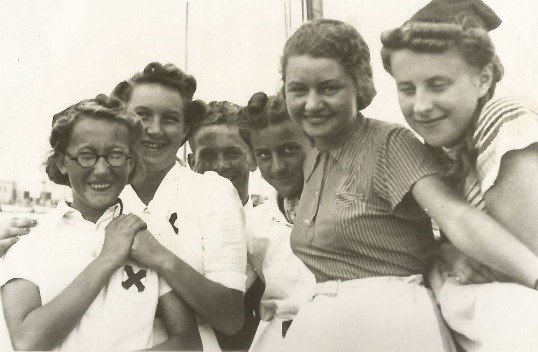 Młode żeglarki z Oddziału Morskiego Yacht Klubu Polski w 1939 roku. Jadwiga Wolff-Neugebauer (z domu Ossowska) w 1933 roku jako pierwsza Polka otrzymała patent kapitana. Żeglarstwo poznała w harcerstwie wodnym, a 1931 roku zdała egzamin na sternika śródlądowego. W 1934 roku została kapitanem morskiego jachtu „Grażyna”, na którym rok później odbył się bałtycki rejs z załogą złożoną z samych kobiet. Jadwiga Wolff-Neugebauer była żoną Adama Wolffa – olimpijczyka i działacza żeglarskiego oraz wybitnego historyka. Za https://zeglarski.info/artykuly/slyszeliscie-o-polkach-na-oceanach/