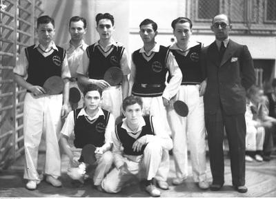 Podobnie jak w całej Polsce, tak i w Krakowie, tenis stołowy był domeną klubów żydowskich. Na fot. drużyna Żydowskiego Klubu Sportowego Hakoah Kraków w Mistrzostwach Krakowa w tenisie stołowym w 1934 roku. Zbiory NAC