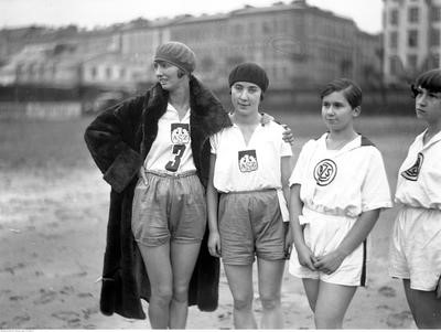 W swej bogatej karierze sportowej Halina Konopacka w latach 1924 - 1931 zdobyła na mistrzostwach Polski 27 złotych medali w pchnięciu kulą, rzucie dyskiem, rzucie oszczepem, skoku wzwyż, trójboju, pięcioboju i biegach sztafetowych. W konkurencjach tych 23 razy biła rekordy! Tę dominację widać na fotografii z zawodów lekkoatletycznych kobiet w Krakowie w 1926 r. Ubrana w futro Konopacka nie zwraca nawet uwagi na stojąca obok znakomita lekkoatletkę AZS Warszawa  Helenę Woynarowska. A poza Woynarowską warto byłoby przecież wymienić Barbarę Pawską, Hannę Jabłczyńską, Leokadię Wieczorkiewicz, Olgę Gorloff, Helenę Aleksandrowicz, Jolantę Manteuffel, Alinę Hulanicka, Jadwigę Nowacką, Genowefę Kobielska-Cejzik, Felicję Schabińską czy Marię Kwaśniewska.