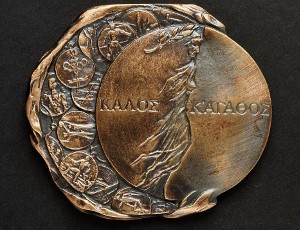 Choć medal "Kalos Kagathos", który nawiązuje do zasady jedności przymiotów ciała i ducha ludzkiego. ustanowiono w 1985 roku, to w AZS zasady te wcielano w życie od jego początków. 
