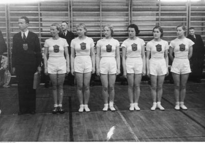 Międzynarodowy turniej siatkówki kobiet w Warszawie w 1937 r. Na fot. siatkarska reprezentacja Rygi. Zbiory NAC.