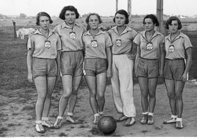 Drużyna koszykarek AZS Poznań na mistrzostwach Polski w Warszawie w 1932 r. Poznanianki zajęły drugie miejsce. Zbiory NAC.