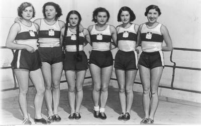 Drużyny biorące udział w turnieju siatkówki kobiet we Lwowie w 1935 r. Drużyna siatkarek AZS Lwów.