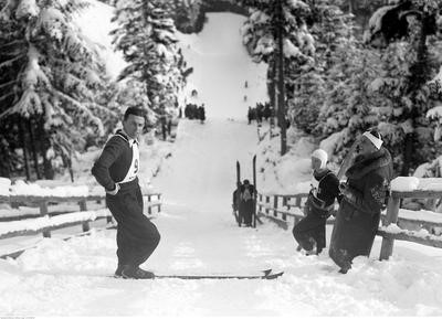 Zawodnik Bandura (AZS Kraków) na starcie konkursu skoków w zawodach w sportach zimowych zorganizowane przez Akademicki Związek Sportowy w Krynicy w roku 1938. Zbiory NAC.