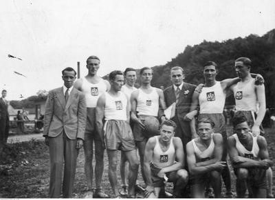 Męska sekcja lekkoatletyczna AZS Cieszyn z prezesem Grzymkiem w roku 1933. Zbiory NAC.