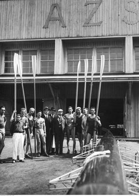 Grupa wioślarzy AZS Poznań w towarzystwie prezesa Antoniego Jurasza (7. z prawej), wiceprezesa Kocaja (6. z prawej) i trenera honorowego Jurkowskiego (5. z prawej) na terenie przystani w 1938 r. Zbiory NAC.