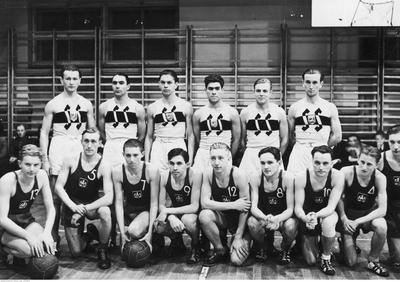 Międzynarodowy turniej gier sportowych Akademickich Związków Sportowych w Warszawie w 1939 roku. Koszykarze z drużyn AZS Warszawa (klęczą) i Sportul Studentesc Bukareszt (stoją) przed meczem. Zbiory NAC.