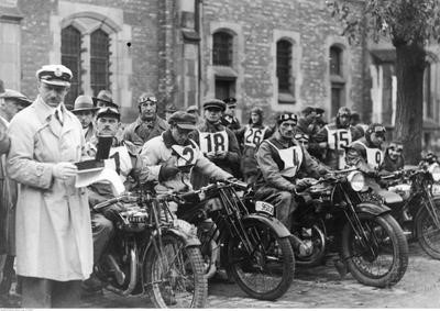 Start do rajdu motocyklowego organizowanego przez Krakowski Klub Motocyklowy. Rynek Główny 1931 roku. Zbiory NAC. Mimo ogromnego zainteresowania sportem  motocyklowym w Polsce (od pierwszego wyścigu w 1903 r. w  okolicach Warszawy po zawody rzędu Grand Prix Polski z przełomu l. 20 i 30.) rajdy motocyklowe były sportem dla elit…