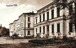 Pocztówka z l. 20 XX wieku pokazująca budynek poaustriackich koszar, obiektów zajmowanych przez Państwową Wyższą Szkołę Gospodarstwa Wiejskiego (1922-1950).  