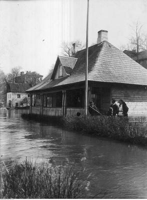 Widok przystani AZS Wilno podczas powodzi w l. 20 XX wieku. Zbiory NAC..
