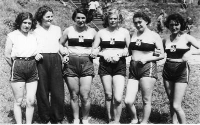 Drużyna siatkarek Akademickiego Związku Sportowego ze Lwowa w roku 1934. Zbiory NAC.