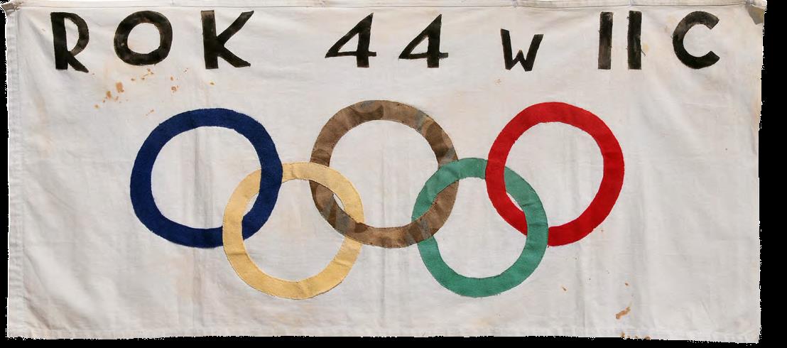 Flaga olimpijska z igrzysk w Obozie II C Woldenberg w 1944 r. Muzeum Sportu i Turystyki w Warszawie.