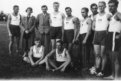 Męska sekcja lekkoatletyczna AZS Jarosław w roku 1934 (filia AZS Lwów). O braciach Cenach patrz: Ludzie AZS. Zbiory NAC.