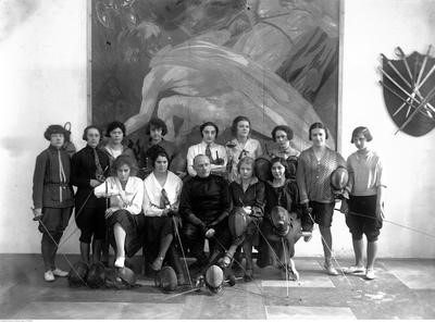 Grupa uczestników zajęć wychowania fizycznego na Wydziale Lekarskim Uniwersytetu Jagiellońskiego w Krakowie w 1926. Major Eugeniusz Linnemann ze swoimi studentkami. Zbiory NAC.