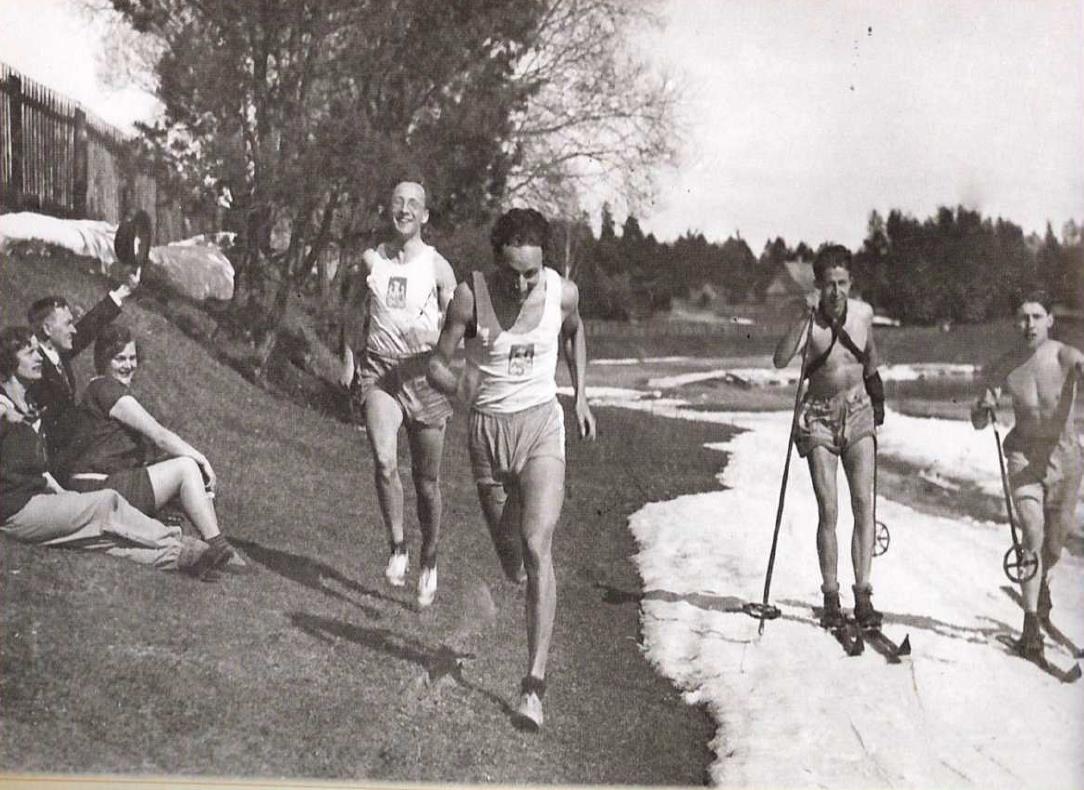 Sportowcy AZS  Wilno rozpoczynający sezon wiosenny, marzec 1937, w okolicach Wilna. Zbiory NAC