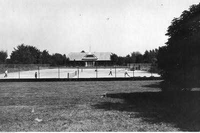 Korty tenisowe w parku Skaryszewskim w Warszawie 1926, zbiory NAC.