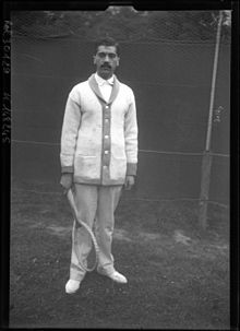 Kinzl grał w reprezentacji Austrii w Pucharze Davisa w 1905 r. Jego największy sukces indywidualny to dojście do III rundy Wimbledonu z 1907 r. Fot. wikipedia.org/wiki/Rolf_Kinzl  