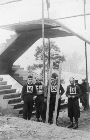 Początki wileńskiej skoczni przy stadionie pod Górą Trzykrzyską (Trijų kryžių kalnas), funkcjonującej w źródłach także jako "skocznia na Antokolu", sięgają 1924 roku. Od początku tamtejsze skoki narciarskie powiązane były ze środowiskiem wojskowym. Pierwotna skocznia umożliwiała skoki 25-metrowe. W 1934 nastąpiła istotna przebudowa obiektu, który zyskał nowoczesną, żelbetonową wieżę najazdową - zaczęto tu skakać do 35 metrów. Otwarcie nastąpiło w styczniu 1935 roku, a inauguracyjne zawody wygrał Jan Bochenek z Zakopanego, http://www.skisprungschanzen.com     Parz też: „Stąpanie po ziemi”