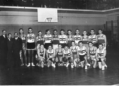Mecz koszykówki mężczyzn AZS Warszawa - Budapeszt w Warszawie w 1936 roku. Zbiory NAC.