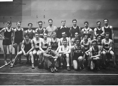 W 1937 r. pokonali najlepszą wówczas w Europie estońską Tallinna Kalev. W sumie w l. 1930 - 1939 azetesiacy rozegrali 28 meczów międzynarodowych. Wygrali w nich trzynastokrotnie. Na fot. drużyny estońskich koszykarzy i siatkarzy oraz warszawskich koszykarzy z AZS. Fotografia grupowa z 1935 roku ze zbiorów NAC.