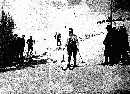 Wanda Dubieńska podczas zawodów w Zakopanem w 1922 roku. http://www.wikiwand.com/pl/Wanda_Dubie%C5%84ska