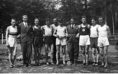 Męska sekcja lekkoatletyczna AZS Lwów prawdopodobnie na „rogatce stryjskiej”, rok 1933. Zbiory NAC.