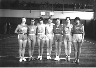 Drużyna koszykówki kobiet AZS Warszawa w hali YMCA w 1930 roku. Zbiory NAC.