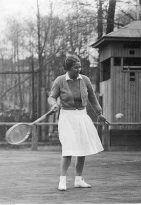 Tenisistka Jadwiga Jędrzejowska w akcji w pokazowych zawodach tenisowych AZS Kraków zorganizowanych w Krakowie w 1933 r. Zbiory NAC.