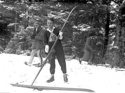 Międzynarodowe Narciarskie Mistrzostwa Polski w Zakopanem w 1932 r. Bronisław Czech smaruje narty przed zawodami. Zbiory NAC.