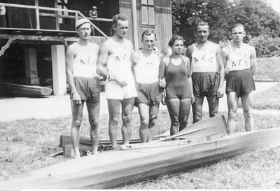 Uczestnicy regat kajakowych z sekcji kajakowej AZS Lwów w Przemyślu w 1937. Zbiory NAC 