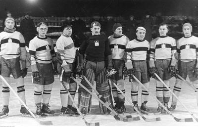 Mecz hokeja na lodzie AZS Lwów - Ukraina Lwów we Lwowie w styczniu 1935 roku. Na fot. drużyna hokejowa AZS Lwów. Zbiory NAC.