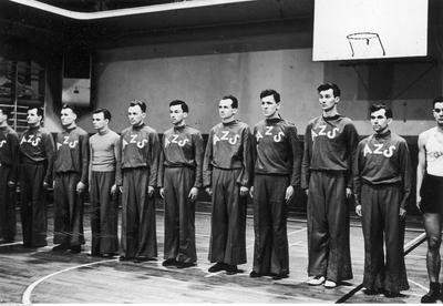 Mistrzostwa Polski w koszykówce mężczyzn w Warszawie w 1939 r. Drużyna koszykarzy AZS Lwów. Zbiory NAC.